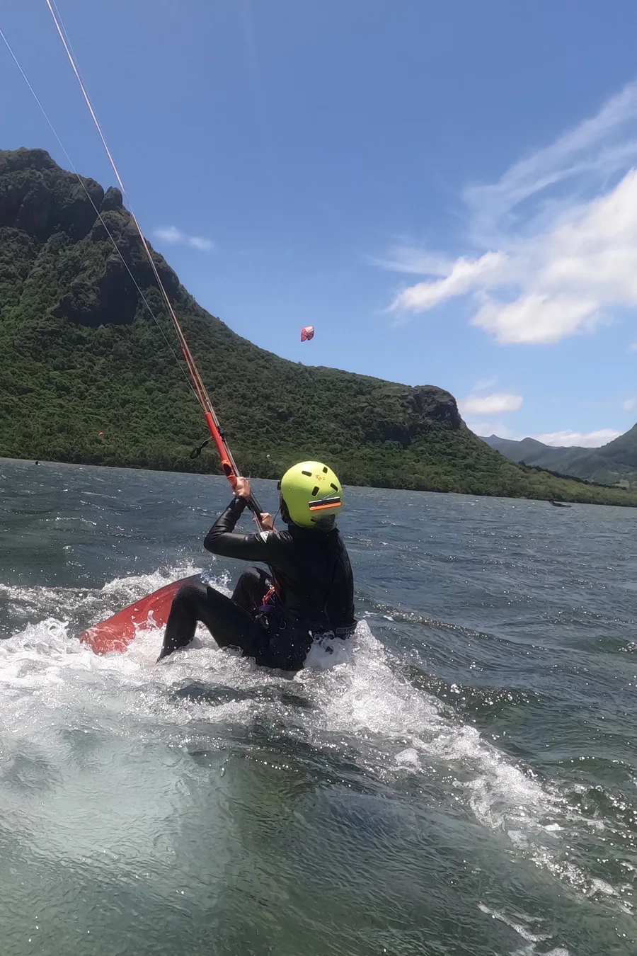 Une kitesurfeuse reprend ses repères devant la montagne du Morne