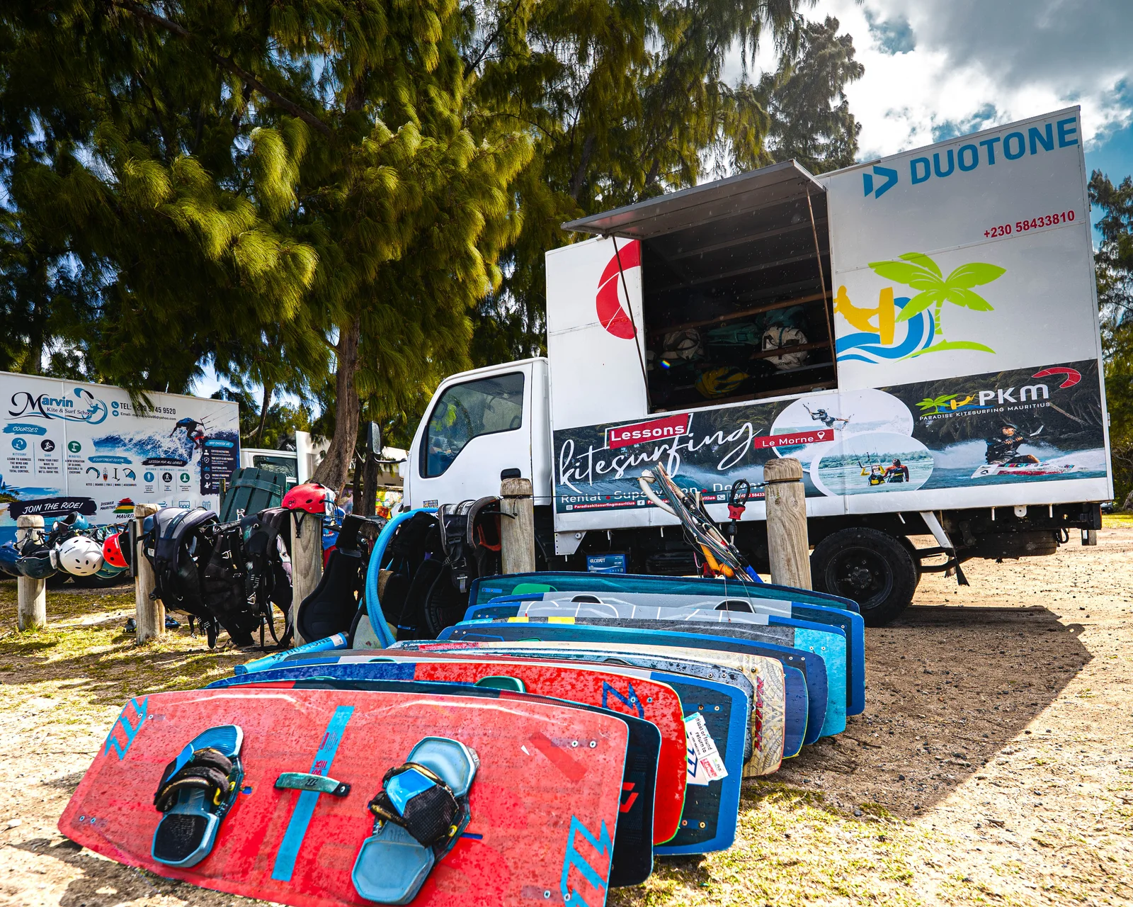 Camion PKM et parc de matériel installés au Morne