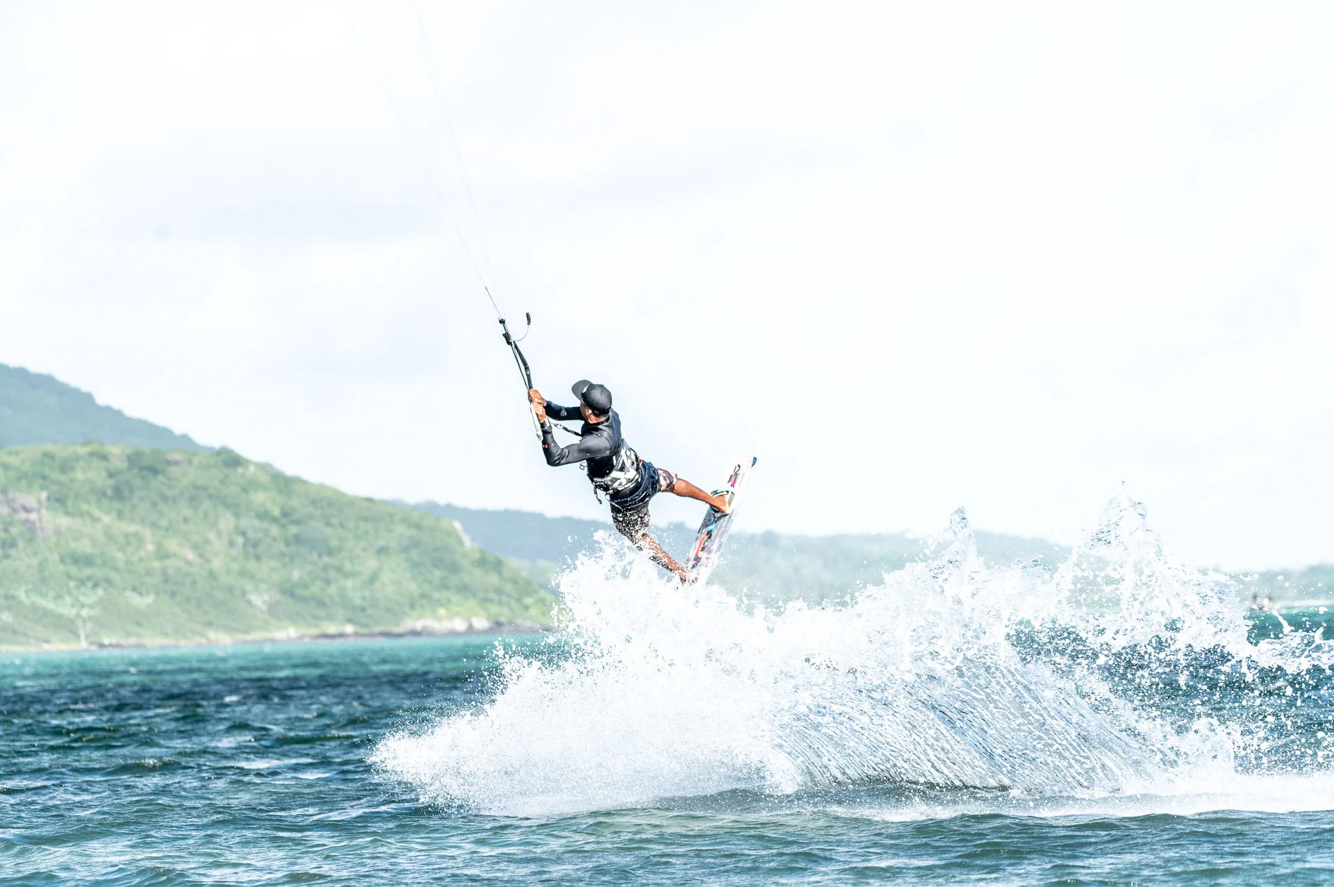 Kitesurfeur en plein saut dans le lagon du Morne