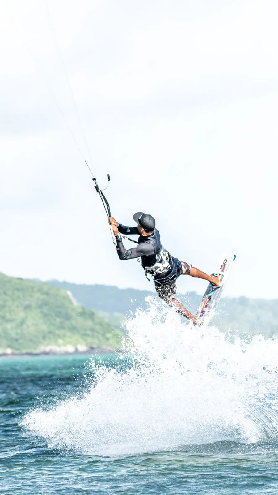 Kitesurfeur en plein saut dans le lagon du Morne