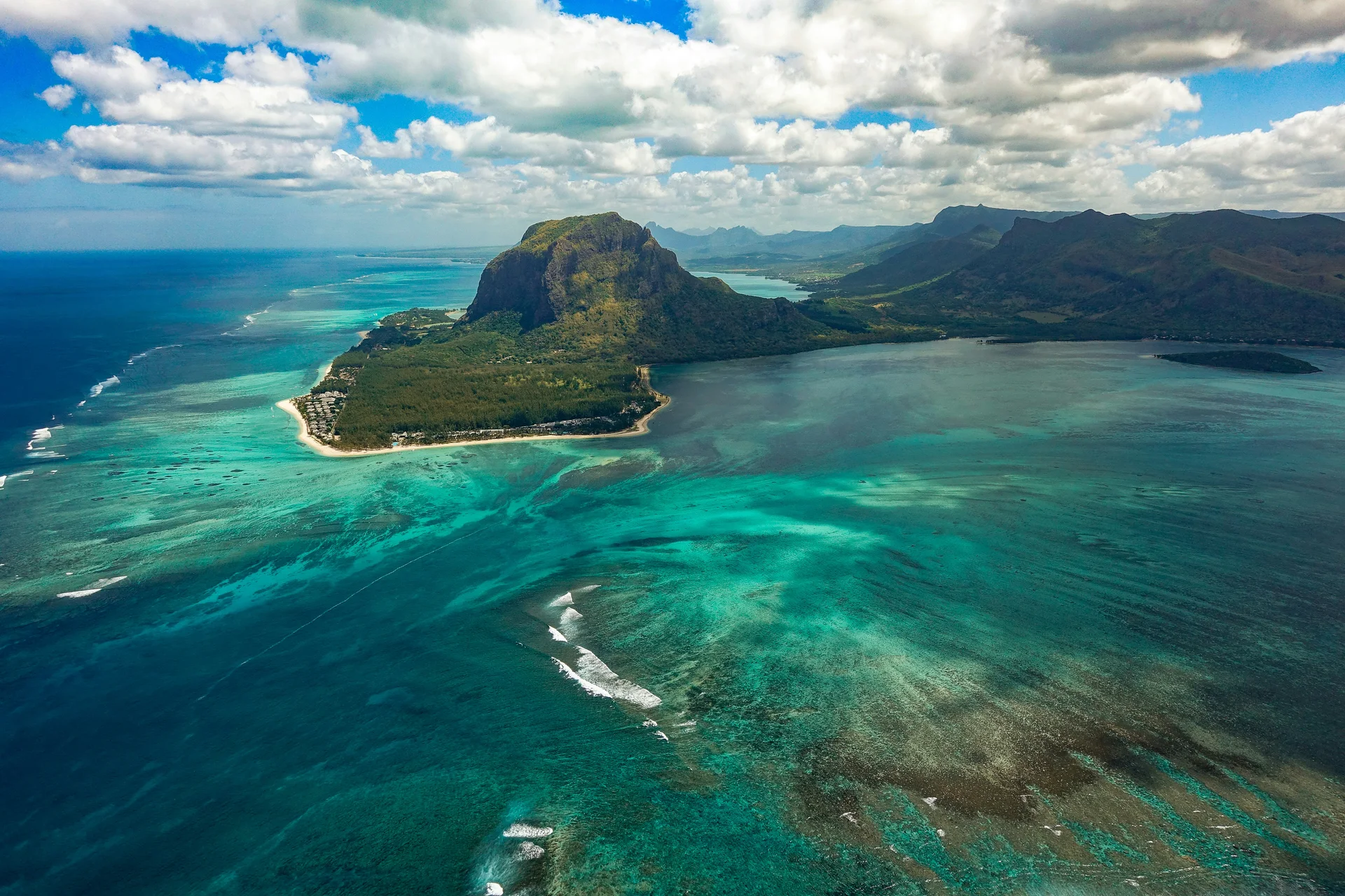 Vue aérienne du Morne Brabant, de son lagon et de la barrière de corail